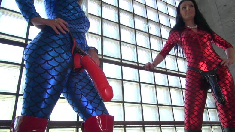 Lady Luciana Di Domizio: Kinky strapon ladies walking