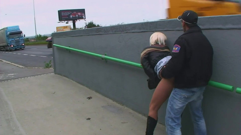 Public Entertainment: Belleza rubia consigue follada y facializada al aire libre