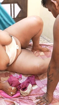 Une femme excitée à gros nichons donne du plaisir sexuel à son mari (audio en hindi)