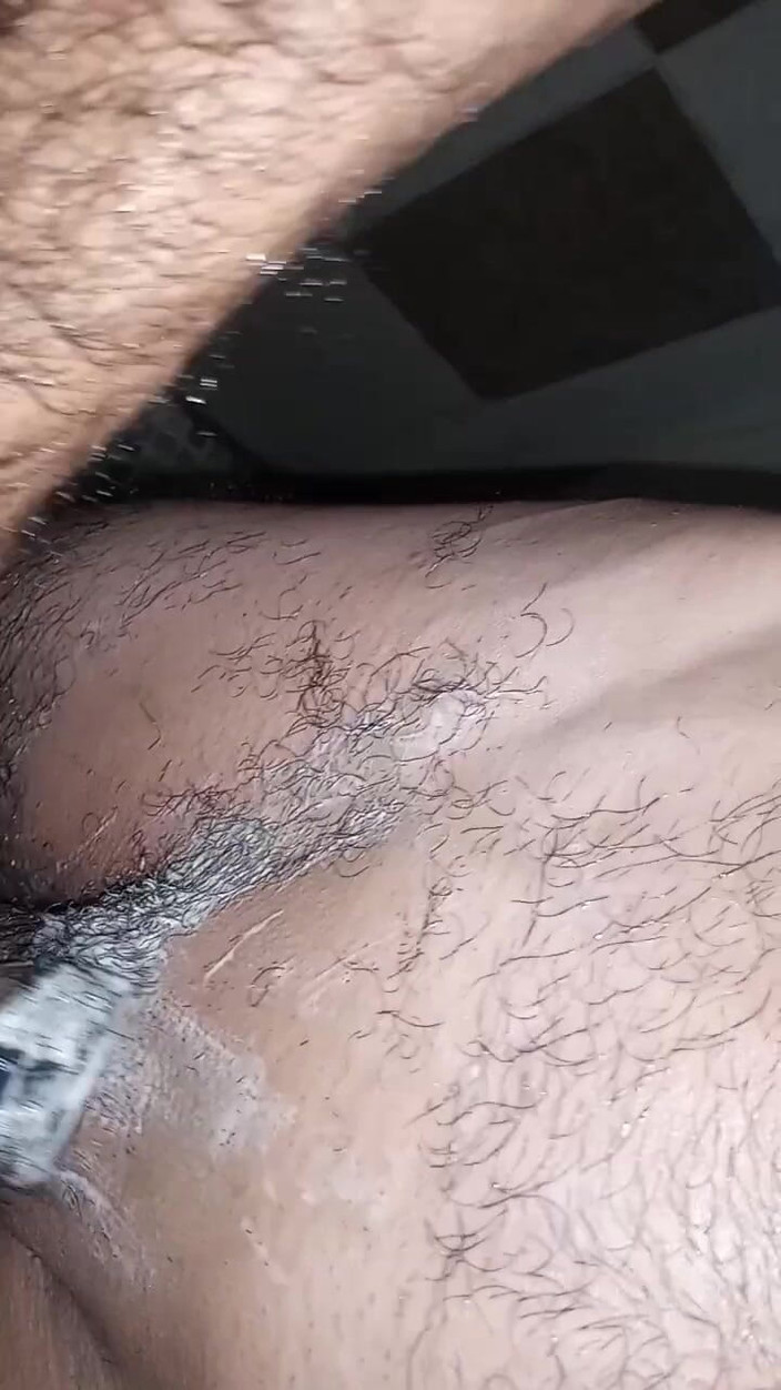 Cute boy jerks off: Chłopiec goli jaja i masturbuje się