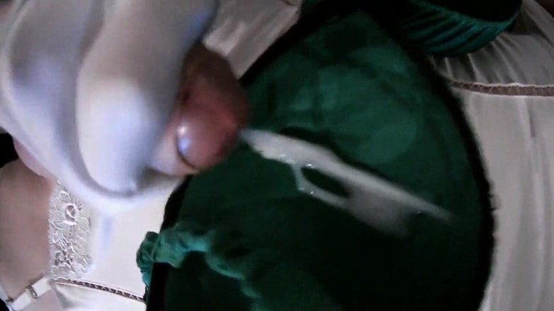 Leatransteen: Masturbation et éjaculation dans un soutien-gorge vert