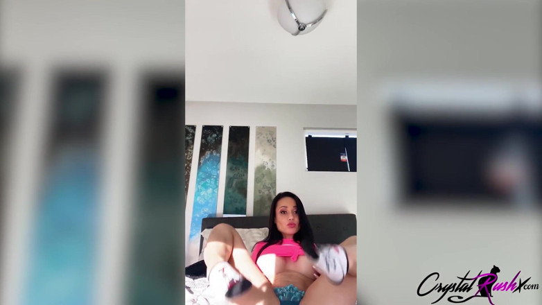 Crystal Rush: Awek dengan dildo berpantat besar berkongkek dan menghisap hingga orgasme...