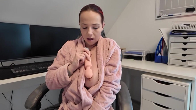 Nina Devil: Ofis işleri yerine orgazm!!