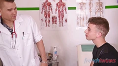 Eine junge patientin einem bösartigen und mannlichen arzt unterworfen