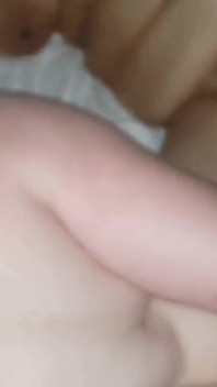 Seks threesome bareng kontol raksasa pria kulit hitam sampai dientot gaya doggy sambil fingering memeknya