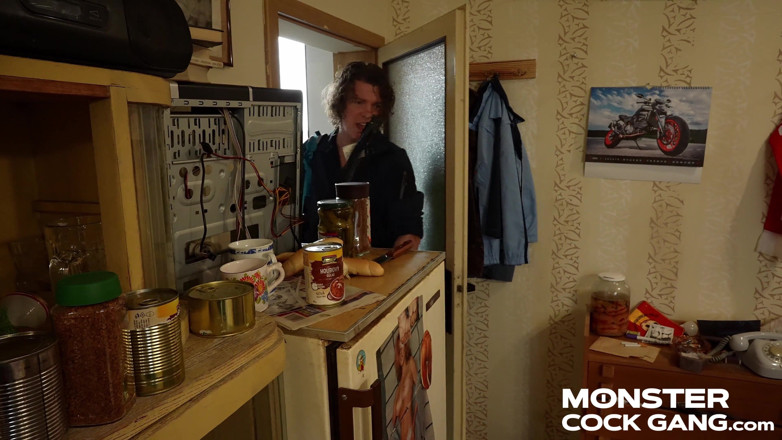 MonsterCockGang: Gang cu pulă monstruoasă 4.1 Se alătură soțului ei și prietenilor săi