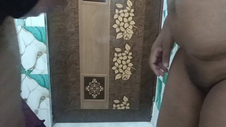 Level Salinity: desi ganv ki bhaabhi baathroom men achchhe se chudaee kar...