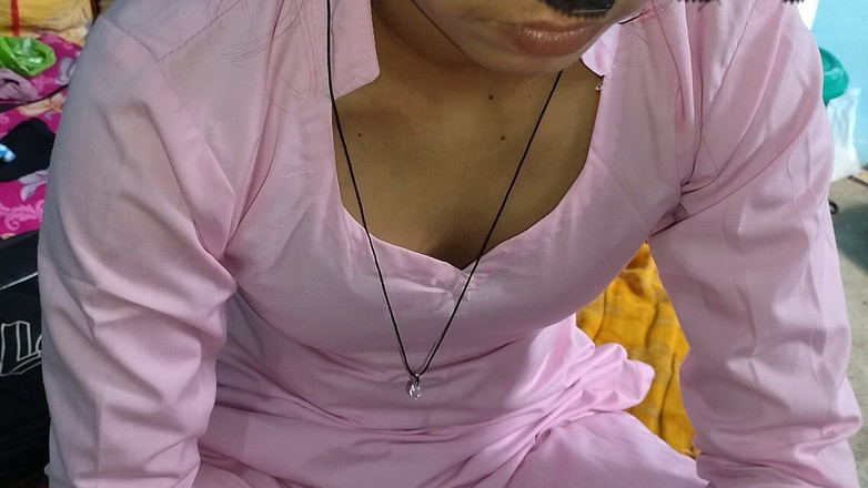 AKXpro: Teman kuliah istirahat untuk pertama kalinya di kamarnya