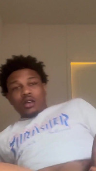 Lemování mého velkého černého péra při ukazování mých chodidel