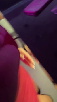 Malam kencan berubah menjadi blowjob di bawah meja