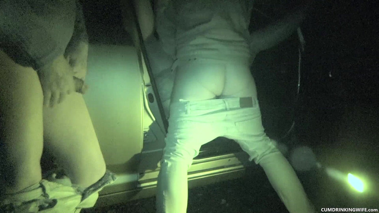 Cumdrinking Wife: Gangbang tempat parkir difilmkan dengan kamera nightshot