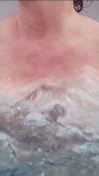 Scuoto il seno nella spa solo per te