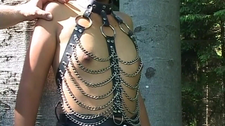 Bangora clips: Dojrzała brunetka milf pochyliła się i ostro biczowała