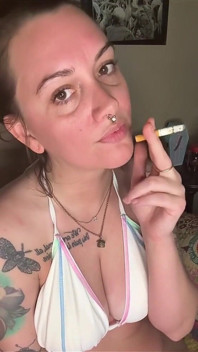 Cewek sange ini lagi asik merokok pakai bikini