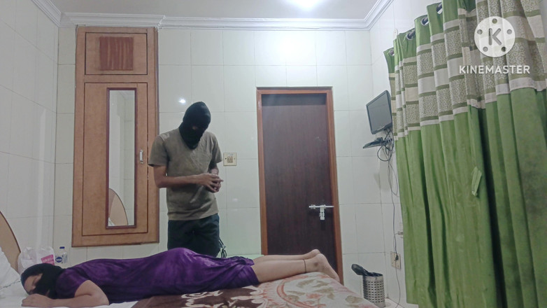 Poojakabir: 滴滴被带到酒店，给她按摩，然后她看着火辣的身体。