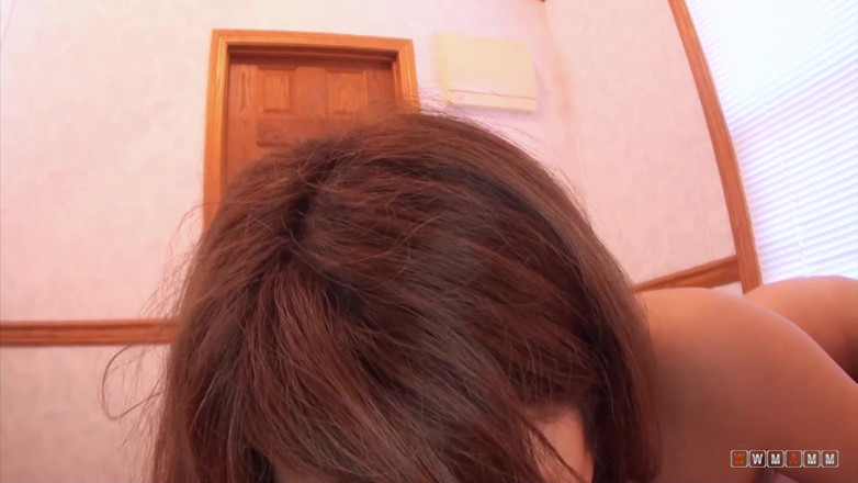 WWMAMM: Due belle ragazze asiatiche amano condividere un grosso cazzo ed è...