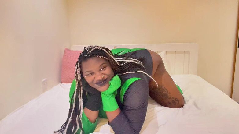 Gothic goddess domination mode: Murzynka shego osusza jaja i portfel