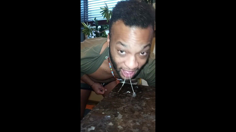 Kennie Jai: Kenniejai在柜台上撸管并吞下