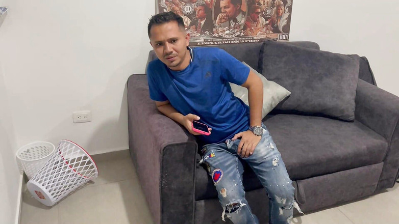 MelaniRincon: Il mio fratellastro mi scopre mentre mi masturbo pensando a...