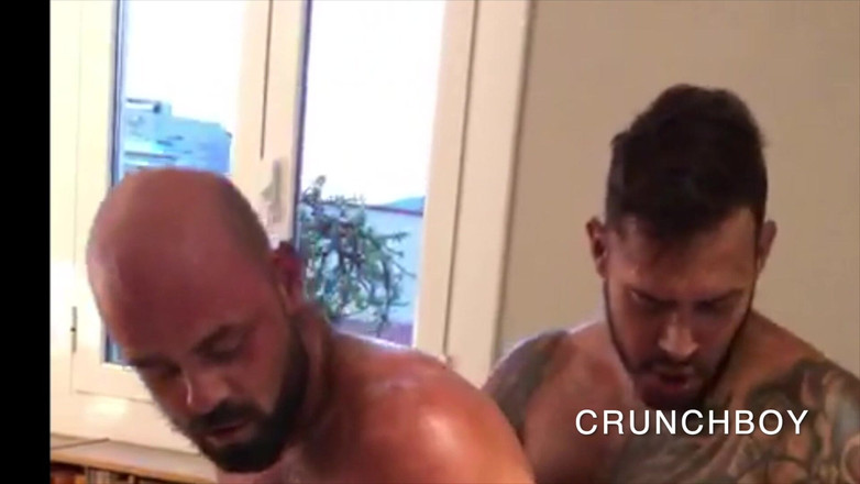 Bareback porn made in France: Muscxle pappa ger sin röv till Viktor Rom