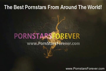 Pornstars Forever: Morena tetona sacudiendo dos pollas