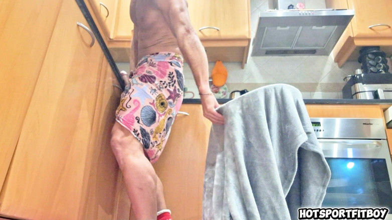 Hotsportfitboy: Masturbation avec une grosse bite dans la cuisine - frottement sur...