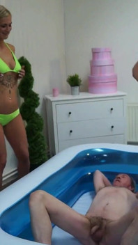 3 filles font pipi sur papi