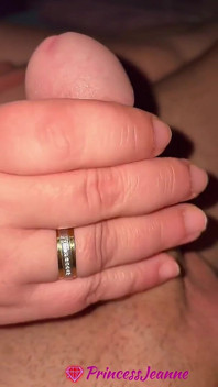 Cewek amatir ini lagi asik ngocok kontol sampai kakinya menganga lebar - close up