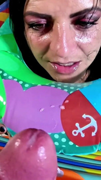 Sorcière dominante, fétiche gonflable. Gorge profonde, creampie en levrette, popping et orgasme intense