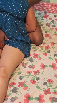 Sex cu mătușă frumoasă din sat