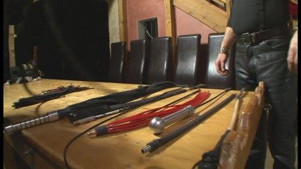 Absolute BDSM films - The original: Traîner en train de fouetter en dominant
