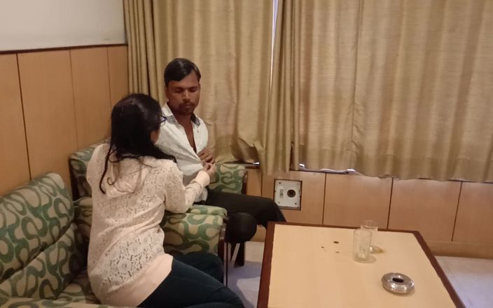 Hindi-Sex: Heet Indisch meisje berijdt de pik van haar vriendje