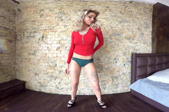 StasyQVR: Blonde Striptease