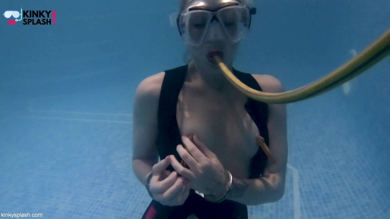 UKCuteGirl Lucy Lauren: Escravidão subaquática, Kink &amp;cum em My Tight Wetsuit
