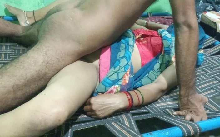 Pooja Sexy: La chatte de Bhabhi se fait baiser sur le lit