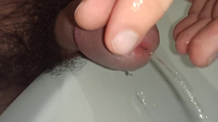 Kinky Guy: Hraní s předkožkou a čůráním. Záběr zblízka na péro