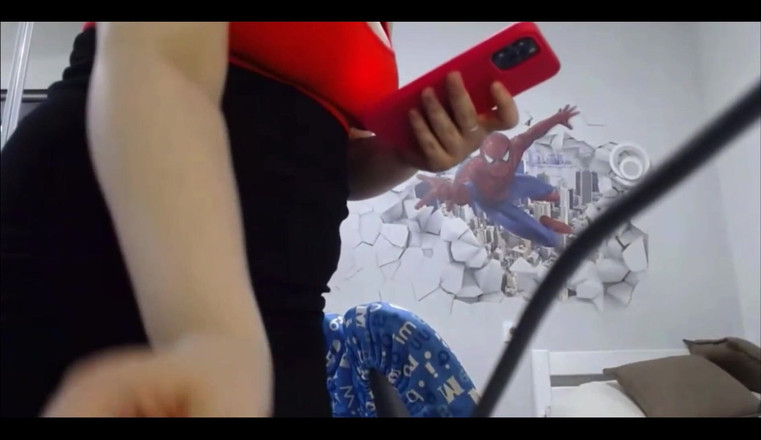 JuiceLussie: Bella donna con culo grosso stuzzica e balla