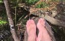 Manly foot: I den djupa bushen land dit ingen går är en man...