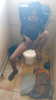 Hete zwarte meid masturbatie op smerig toilet