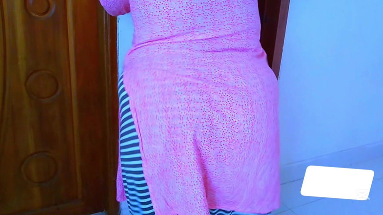 Aria Mia: 热辣的大胸部 bbw 拼贴女孩在她小时候被旅馆清洁工粗暴地操