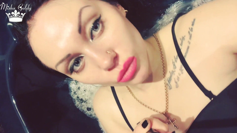 Goddess Misha Goldy: 濡れた髪とピンクの唇と足の裏の崇拝