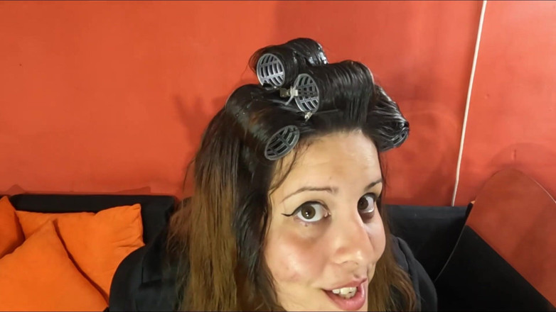 Young_strawberry: Naughty slut puts hair rollers and gives a blowjob
