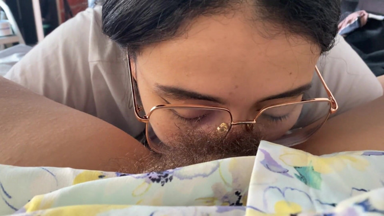 zoemelissa: Lesbian Sucking a Sweet Hairy Bush