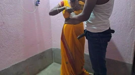 Indisk by flickvän på badroom i ex pojkvän