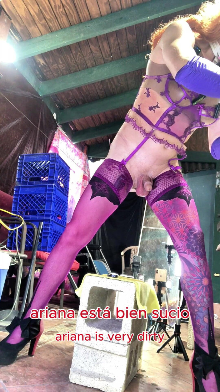 Benito414: 紫色のランジェリー姿のセクシーなシーメールが彼の尻にボトルを挿入している