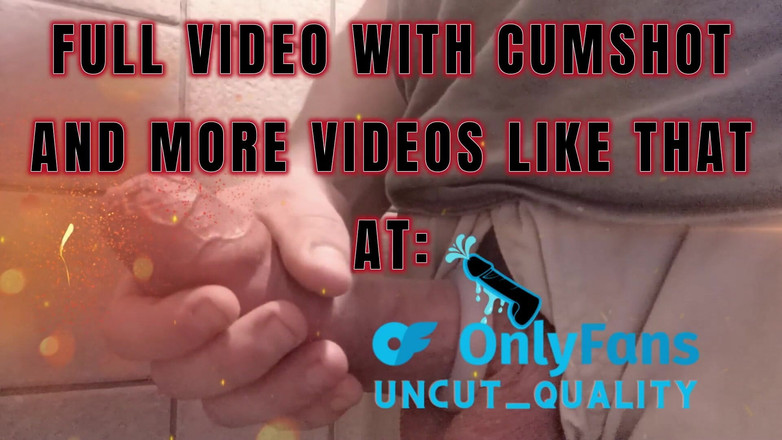 GloomyChase977: Schwanzring in einer öffentlichen toilette macht spaß!