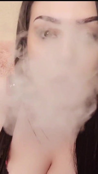 Čím více vape kouřím do tvého obličeje, tím slabošský dostaneš pro mě