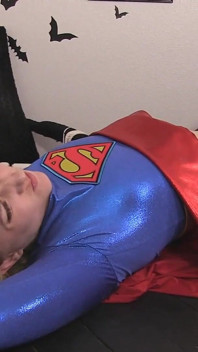 Supergirls super poesje met Sinn Sage, Riley Reyes