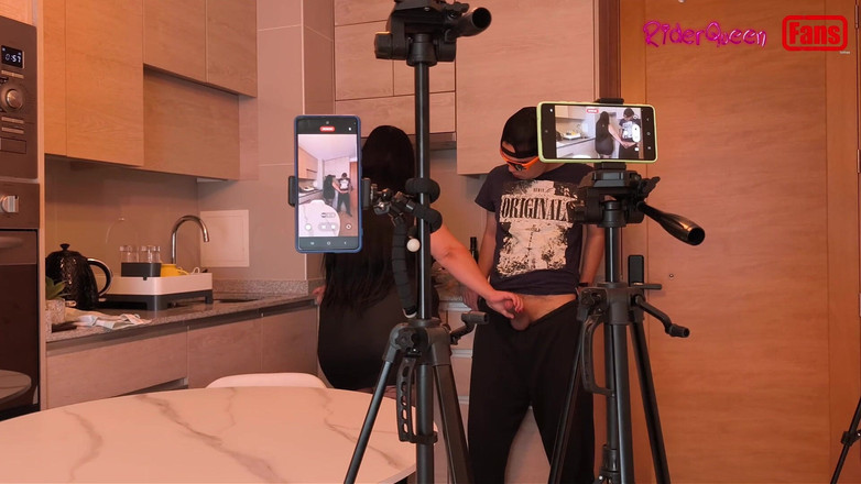 Riderqueen: 팬을 위한 비디오 - 부엌에서 계모를 방문하는 배다른 아들