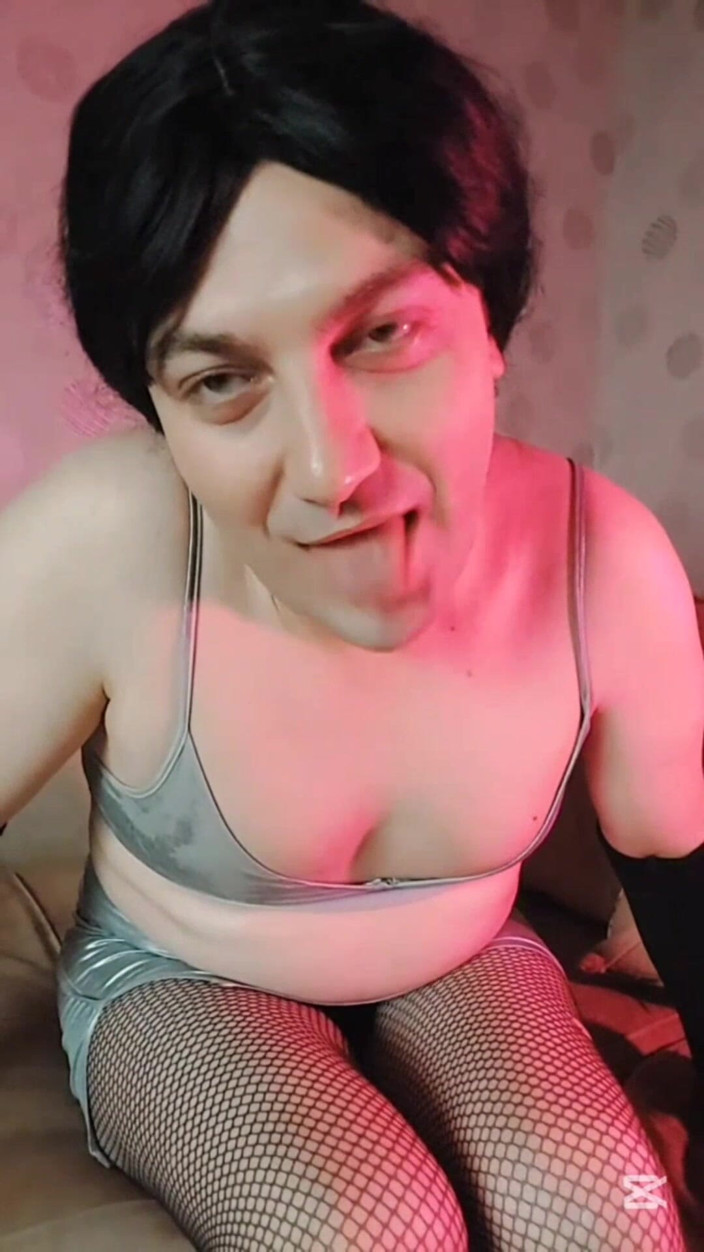 Kitty_Cross: Femboy dengan buah dada besar semula jadi yang menarik